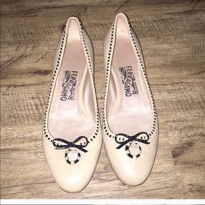 Salvatore Ferragamo taupe and black flats